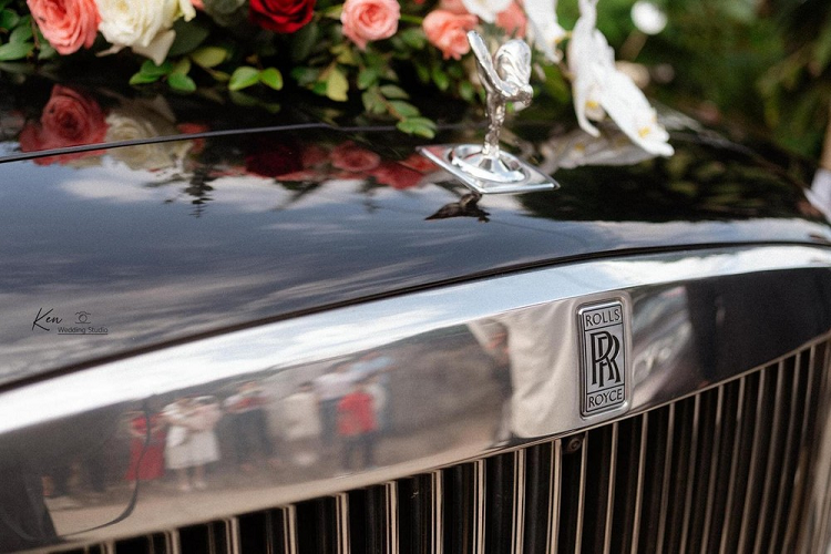 Động cơ đi kèm với hộp số tự động ZF 8 cấp có tích hợp bộ trợ giúp định vị vệ tinh SAT nên việc sang số rất nhẹ nhàng, hệ dẫn động 4 bánh toàn thời gian và đánh lái 4 bánh hoàn toàn mới. Rolls-Royce Cullinan có tốc độ tối đa được giới hạn 250 km/h.