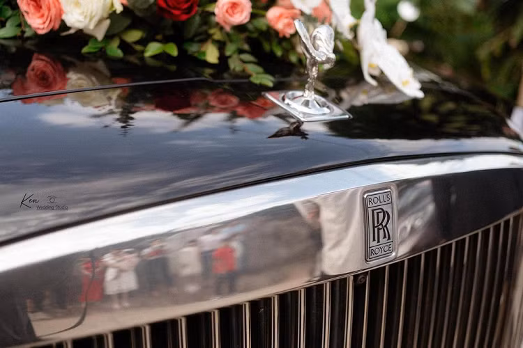 Động cơ đi kèm với hộp số tự động ZF 8 cấp có tích hợp bộ trợ giúp định vị vệ tinh SAT nên việc sang số rất nhẹ nhàng, hệ dẫn động 4 bánh toàn thời gian và đánh lái 4 bánh hoàn toàn mới. Rolls-Royce Cullinan có tốc độ tối đa được giới hạn 250 km/h.