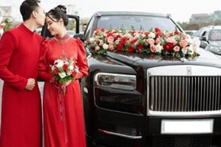 Ngoại thất chiếc SUV siêu sang Rolls-Royce Cullinan này có màu đen và được trang trí thêm hoa cưới cỡ lớn trên nắp capo. 2 bên cửa cũng như mui xe được đính thêm hoa để trang trí cho chiếc Rolls-Royce Cullinan trong ngày vui trọng đại của cặp đôi này thêm phần xinh xắn. 