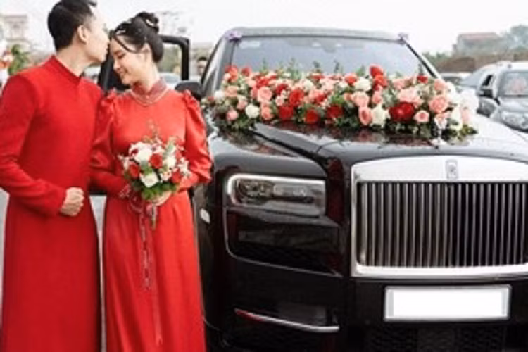 Ngoại thất chiếc SUV siêu sang Rolls-Royce Cullinan này có màu đen và được trang trí thêm hoa cưới cỡ lớn trên nắp capo. 2 bên cửa cũng như mui xe được đính thêm hoa để trang trí cho chiếc Rolls-Royce Cullinan trong ngày vui trọng đại của cặp đôi này thêm phần xinh xắn. 
