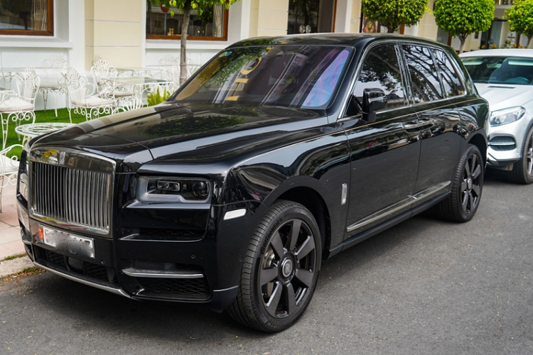 "Trái tim" của SUV siêu sang Rolls-Royce Cullinan mới làm xe hoa ở Hưng Yên chính là khối động cơ V12, tăng áp kép, dung tích 6.75 lít, sản sinh công suất tối đa 563 mã lực và mô-men xoắn cực đại 850 Nm tại vòng tua máy 1.600 vòng/phút.