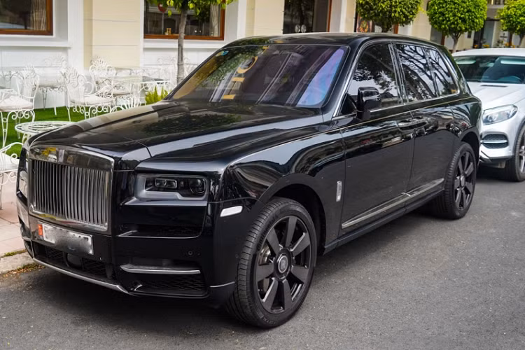 "Trái tim" của SUV siêu sang Rolls-Royce Cullinan mới làm xe hoa ở Hưng Yên chính là khối động cơ V12, tăng áp kép, dung tích 6.75 lít, sản sinh công suất tối đa 563 mã lực và mô-men xoắn cực đại 850 Nm tại vòng tua máy 1.600 vòng/phút.