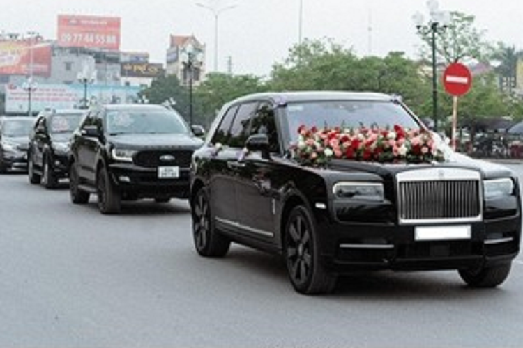 Nếu như bỏ qua chiếc xe đưa dâu, rõ ràng đám cưới này rất bình dị với dàn xe rước dâu gồm Ford Everest đời cũ cùng nhiều chiếc xe ôtô khác. Tuy nhiên, cô dâu và chú rể lại chọn xe hoa là chiếc SUV siêu sang Rolls-Royce Cullinan thì không đơn giản chút nào. Như vậy, trong dàn xe hoa này gây sự chú ý nhiều nhất chính là sự góp mặt của chiếc SUV siêu sang Rolls-Royce Cullinan đưa dâu. 
