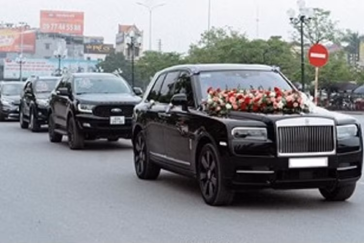 Nếu như bỏ qua chiếc xe đưa dâu, rõ ràng đám cưới này rất bình dị với dàn xe rước dâu gồm Ford Everest đời cũ cùng nhiều chiếc xe ôtô khác. Tuy nhiên, cô dâu và chú rể lại chọn xe hoa là chiếc SUV siêu sang Rolls-Royce Cullinan thì không đơn giản chút nào. Như vậy, trong dàn xe hoa này gây sự chú ý nhiều nhất chính là sự góp mặt của chiếc SUV siêu sang Rolls-Royce Cullinan đưa dâu. 