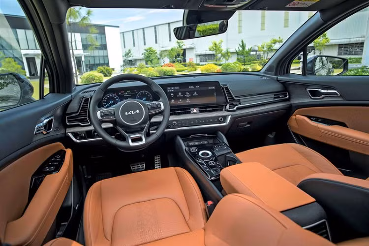 Mẫu xe Kia Sportage thế hệ mới tại Việt Nam hiện có 3 tùy chọn về động cơ là động cơ xăng 2.0L, động cơ xăng tăng áp 1.6L và động cơ dầu 2.0L.