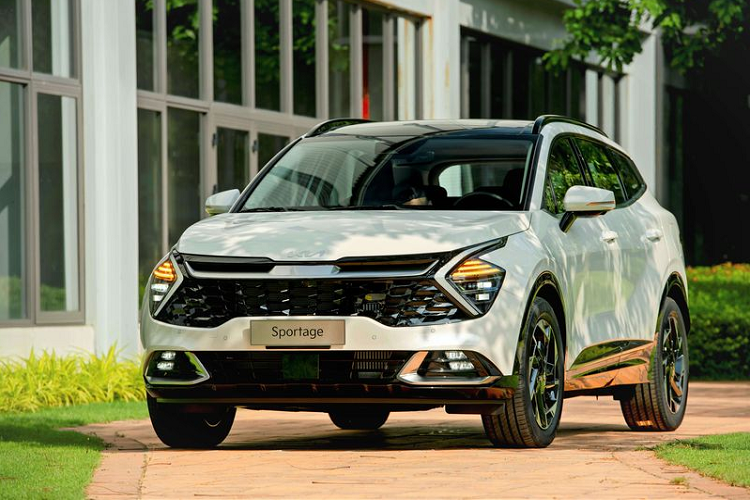Tại thị trường Việt Nam, Kia Sportage 2022 mới được giới thiệu lần đầu tiên vào hồi tháng 6/2022 và chính thức mở bán từ tháng 7. Theo báo cáo của Hiệp hội Các nhà sản xuất ôtô Việt Nam (VAMA), doanh số tháng đầu mở bán của mẫu xe này là 744 chiếc.
