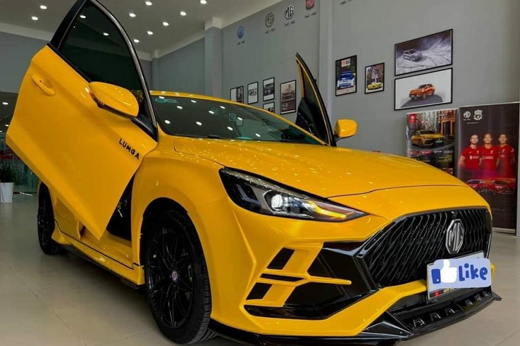 Nếu như chì dừng lại ở bản độ body kit LUMGA, mọi chuyện khá đơn giản nhưng chủ nhân lại muốn thể hiện cá tính riêng cho xe khi trang bị cửa cắt kéo cho hàng ghế trước như siêu xe, nhưng đổi lại nhìn khoảng trống và cửa để lại cho chủ xe vào nội thất khá chật trội, ngộp ngạt và nhiều người còn đánh giá quá xấu. 