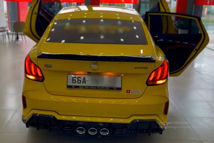 Vòng ra bên hông, dễ thấy vòm bánh xe đã được nới ra đôi chút, xe được trang bị bộ mâm đa chấu kép độ của hãng Lenso và sơn màu đen, tương phản ngoại thất vàng của xe, những người thợ còn tiện tay sơn lại kẹp phanh cho xe thành màu xanh.