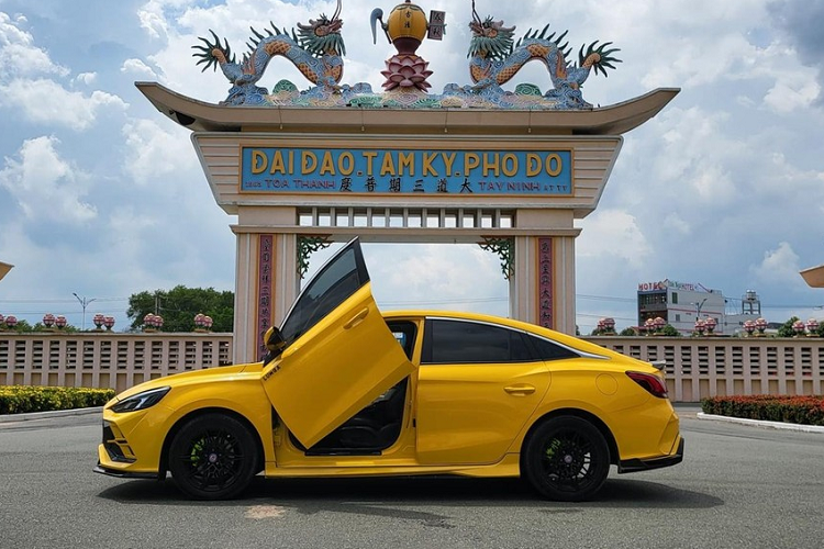 Những thay đổi ở ngoại thất chiếc xe MG5 Lux tại Đồng Tháp còn có ở đuôi xe với cản va sau hoàn toàn mới với khuếch tán gió đẹp mắt và còn thể hiện ngay sự hiếu chiến như các xe đua Honda Civic Type R nhờ chi tiết ống xả giả lập có đến 3 đầu ra, đặt ở giữa xe khá ấn tượng.