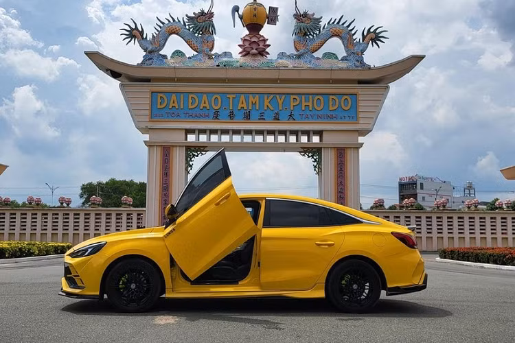 Những thay đổi ở ngoại thất chiếc xe MG5 Lux tại Đồng Tháp còn có ở đuôi xe với cản va sau hoàn toàn mới với khuếch tán gió đẹp mắt và còn thể hiện ngay sự hiếu chiến như các xe đua Honda Civic Type R nhờ chi tiết ống xả giả lập có đến 3 đầu ra, đặt ở giữa xe khá ấn tượng.