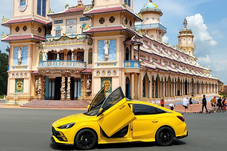 Đã cho xe lên body kit, mâm và cả cửa cắt siêu xe kéo gây nhiều tranh cãi, vì thế, chủ xe không ngại gì mà vô vài món đồ cho khoang lái của xe để thấy được sự thay đổi dù không nhiều. Đầu tiên là ốp vô lăng thể thao mới, ghế tựa đầu với tính năng massage rất hữu ích, ngoài ra chủ nhân còn độ thêm phần ghế lái nhớ vị trí cùng đèn nháy nội thất... khá màu mè. 