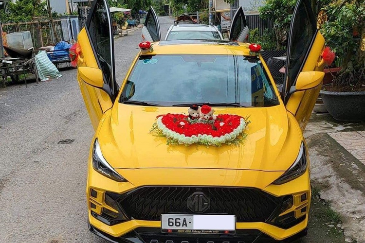 Ngoài ra dàn ống xả cho xe còn có chế độ on/off, tức người dùng có thể mở ống xả để xe cho ra tiếng thở ồn ào và nếu không thích, có thể đóng bầu pô lại. Chủ xe vẫn giữ nguyên đèn pha và đèn hậu của xe. Chi phí cho bộ body kit của xe MG5 Lux độ LUMGA chỉ 15 triệu đồng.