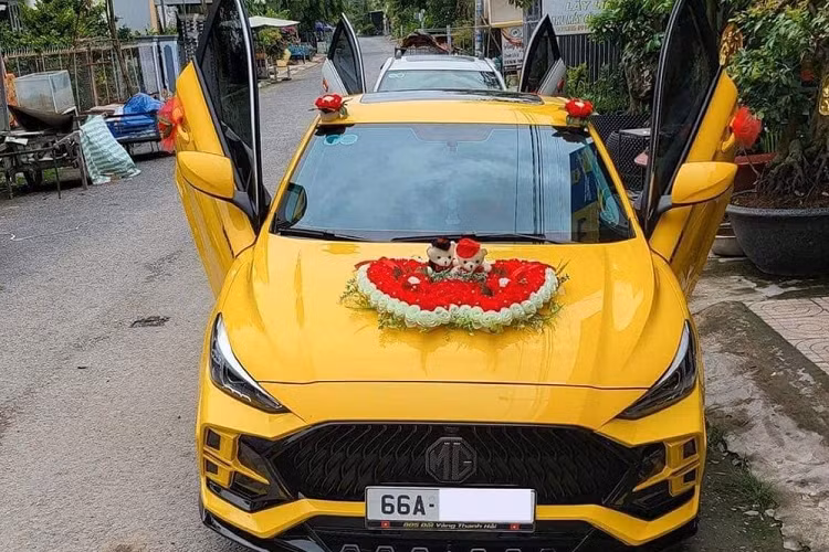 Ngoài ra dàn ống xả cho xe còn có chế độ on/off, tức người dùng có thể mở ống xả để xe cho ra tiếng thở ồn ào và nếu không thích, có thể đóng bầu pô lại. Chủ xe vẫn giữ nguyên đèn pha và đèn hậu của xe. Chi phí cho bộ body kit của xe MG5 Lux độ LUMGA chỉ 15 triệu đồng.