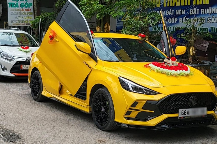 Với bộ body kit mới của hãng LUMGA, chiếc xe MG5 Lux độ kiểu Lamborghini rớt luôn cản va trước hiền lành nguyên bản để lên bộ cản độ mới thể thao, ngoài ra, 2 bên đầu xe còn có các hốc gió góc cạnh hơn so với bản tiêu chuẩn, nhìn từ "mặt tiền" đã thấy độ chiến của xe. Trong lần độ này, chủ xe chỉ giữ lại nắp capo và lưới tản nhiệt của xe. 