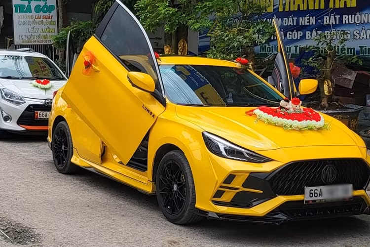 Với bộ body kit mới của hãng LUMGA, chiếc xe MG5 Lux độ kiểu Lamborghini rớt luôn cản va trước hiền lành nguyên bản để lên bộ cản độ mới thể thao, ngoài ra, 2 bên đầu xe còn có các hốc gió góc cạnh hơn so với bản tiêu chuẩn, nhìn từ "mặt tiền" đã thấy độ chiến của xe. Trong lần độ này, chủ xe chỉ giữ lại nắp capo và lưới tản nhiệt của xe. 