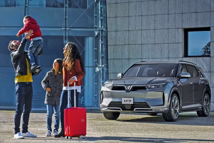 VINFAST tich hop dich vu am thanh truc tuyen TUNEIN cho VF & VF9