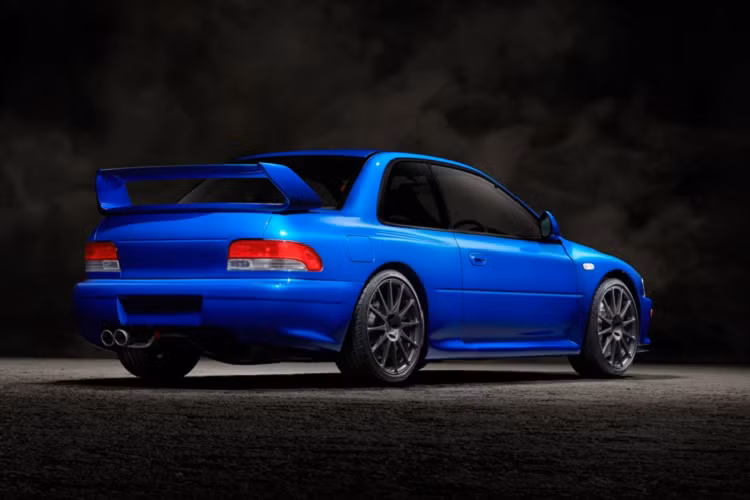 Động cơ Subaru Impreza P25 có công suất 400 mã lực (406 PS) và và mô-men xoắn cực đại 600Nm (443 lb-ft). So với Subaru Impreza 22B nguyên bản (276 mã lực), chiếc P25 này có công suất mạnh hơn 30%. Subaru Impreza P25 sử dụng hộp số tuần tự 6 cấp. Động cơ kết hợp với hộp số tuần tự 6 cấp cho phép chuyển số chính xác trong thời gian 80 mili giây. Xe còn có hệ thống hỗ trợ tăng tốc (launch control system) kiểu xe đua WRC, kết hợp bướm ga và ly hợp trong hộp bàn đạp gắn trên sàn để tự động đưa xe qua các số 1, số 2 và số 3 để đạt được khả năng tăng tốc tối ưu ngay từ khi dừng.