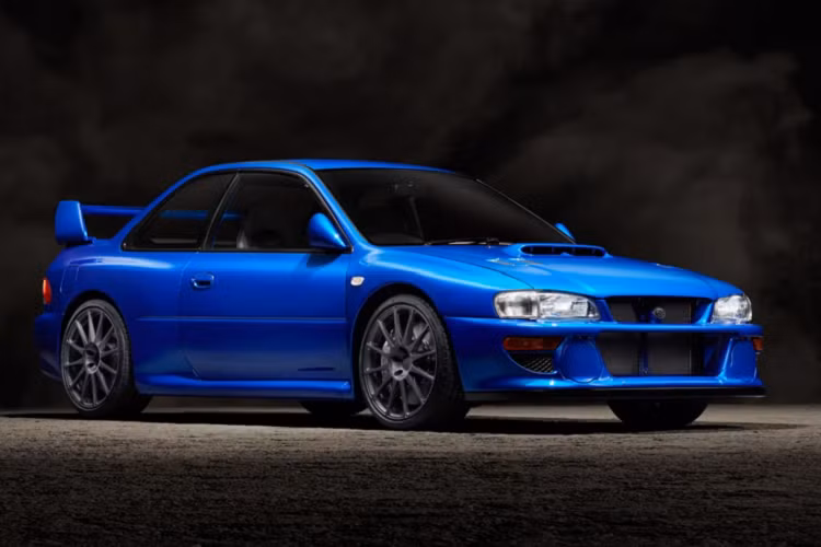 Prodrive là một công ty chuyên phát triển các mẫu xe thể thao cho các thương hiệu như Porsche, BMW và MINI để tham dự các giải đua WRC. Công ty Prodrive có mối quan hệ hợp tác 19 năm với hãng xe Subaru trong các giải đua World Rally sau sự thành công của các tay đua Colin McRae, Richard Burns hay Petter Solberg. Chiếc Subaru Impreza P25 hàng hiếm này được tạo ra để tôn vinh mẫu xe đua WRC Subaru Impreza 22B “huyền thoại” do Prodrive đồng phát triển.