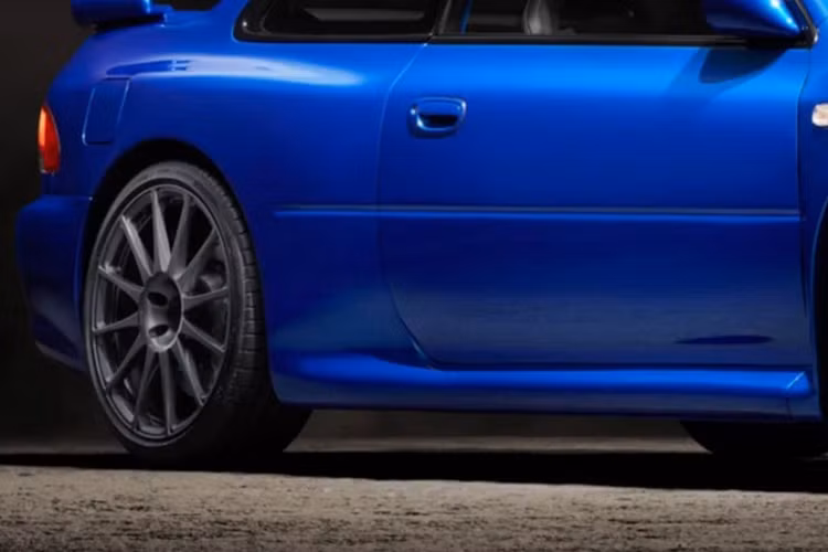 Sẽ có tổng cộng 25 chiếc được sản xuất tại trụ sở chính của Prodrive ở Banbury, Vương quốc Anh và chiếc đầu tiên sẽ được giao cho khách hàng vào cuối năm nay. P25 sẽ được đăng ký để chạy trên đường bộ dân dụng tại Vương quốc Anh và có giá 460.000 bảng Anh, tương đương 560.000 USD (khoảng 13 tỷ đồng).