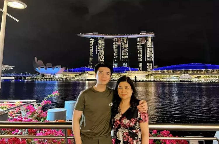 Trai ca nha bau Hien check-in Singapore cung me, em ut 'com' chu y