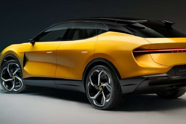 Các hệ thống hỗ trợ điện tử trên siêu SUV Lotus Eletre có thể kể đến phanh tự động khẩn cẩn, giám sát hành trình, hỗ trợ giữ làn, hỡ trợ chuyển làn, cảnh báo chướng ngại vật trước và sau, hỗ trợ lùi và đỗ xe, nhận diện biển báo, cảnh báo cửa chưa đóng kín và chưa thắt dây an toàn hàng ghế sau.