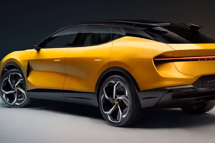 Các hệ thống hỗ trợ điện tử trên siêu SUV Lotus Eletre có thể kể đến phanh tự động khẩn cẩn, giám sát hành trình, hỗ trợ giữ làn, hỡ trợ chuyển làn, cảnh báo chướng ngại vật trước và sau, hỗ trợ lùi và đỗ xe, nhận diện biển báo, cảnh báo cửa chưa đóng kín và chưa thắt dây an toàn hàng ghế sau.