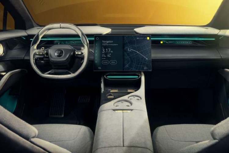 Mô-tơ điện và bộ pin được bố trí thấp nhằm hạ trọng tâm, trong đó mô-tơ của xe được tích hợp sẵn bộ điều khiển nhằm giúp giảm kích thước và trọng lượng. Trục sau của xe liên kết đa điểm, hệ thống treo bóng hơi và giảm chấn thích ứng là trang bị tiêu chuẩn của Lotus Eletre.