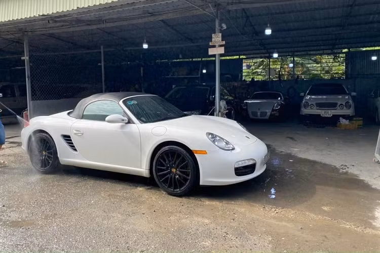 Sức mạnh của xe thể thao mui trần Porsche Boxster đời 987 ban đầu là khối động cơ 6 xy-lanh nằm ngang, dung tích 2.7 lít sản sinh ra công suất tối đa 236 mã lực. Nội công này giúp xe Porsche Boxster 987 từ năm 2005 đến 2007 chỉ mất thời gian tăng tốc từ vị trí xuất phát lên 100 km/h trong 6,2 giây trước khi đạt vận tốc tối đa 256 km/h, thông số này dành cho bản số sàn, còn nếu xe sử dụng số Tiptronic S, 2 thông số tương ứng là 7,1 giây và 250 km/h.