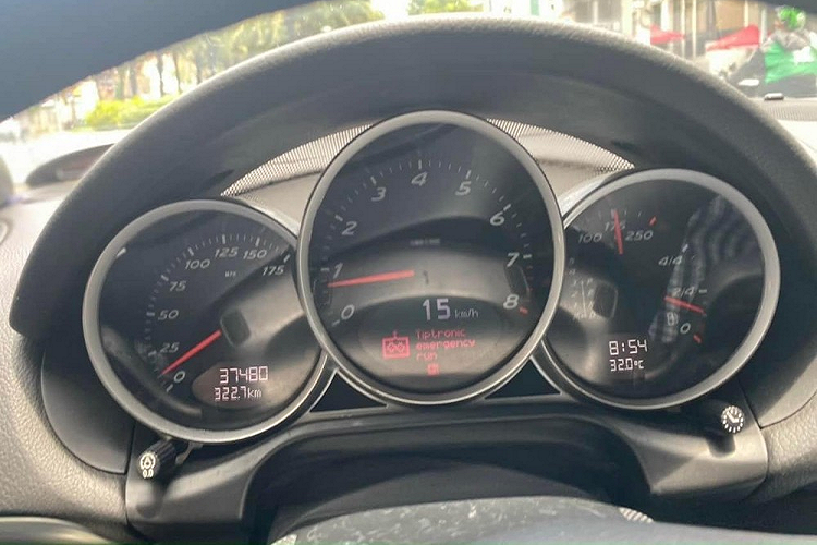 Người bán chia sẻ chiếc xe thể thao mui trần Porsche Boxster 987 này đã lăn bánh gần 38.000 km và cam kết xe còn nguyên bản. Chiếc Porsche Boxster 987 cũng mới được cho đi bảo dưỡng và thuộc đời 2008, tức đã có gần 15 năm tuổi trên thị trường. Mức giá xe Porsche Boxster 987 đời 2008 này là 1,65 tỷ đồng, đây cũng là giá bán rẻ nhất trong số các xe thể thao Porsche Boxster 987 đang được chào bán trên thị trường.