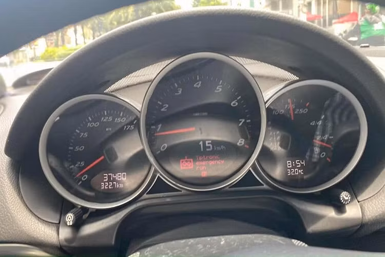 Người bán chia sẻ chiếc xe thể thao mui trần Porsche Boxster 987 này đã lăn bánh gần 38.000 km và cam kết xe còn nguyên bản. Chiếc Porsche Boxster 987 cũng mới được cho đi bảo dưỡng và thuộc đời 2008, tức đã có gần 15 năm tuổi trên thị trường. Mức giá xe Porsche Boxster 987 đời 2008 này là 1,65 tỷ đồng, đây cũng là giá bán rẻ nhất trong số các xe thể thao Porsche Boxster 987 đang được chào bán trên thị trường.