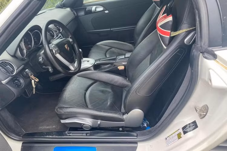 Hiện số lượng dòng xe thể thao mui trần Porsche Boxster 987 đời cũ được rao bán chỉ đếm trên đầu ngón tay với 2 xe có giá thách cưới trên 2,3 tỷ đồng. Mới đây, thông tin rao bán 1 chiếc xe thể thao Porsche Boxster 987 chỉ với giá 1,65 tỷ đồng nhanh chóng thu hút sự quan tâm của giới chơi xe.