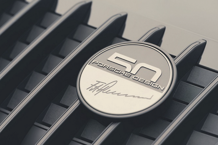 Tổng thể thiết kế của phiên bản này mang nhiều dấu ấn của quá khứ, bao gồm dòng chữ “50 Porsche Design” khắc trên bậc cửa và huy hiệu ở lưới tản nhiệt phía sau đuôi xe. Ở bên trong, bảng điều khiển trung tâm của chiếc xe còn được ốp một tấm kim loại đánh số thứ tự cùng chữ ký của người sáng lập Porsche Design - Ferdinand Alexander Porsche.