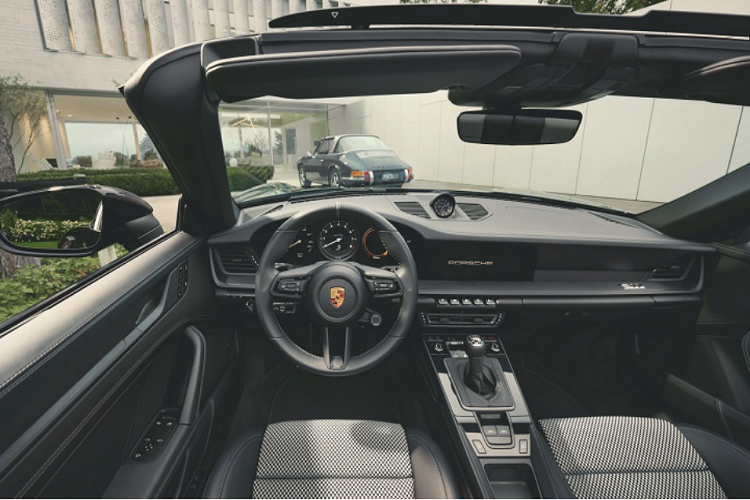 Giá xe Porsche 911 Targa Edition 50Y Porsche Design dự kiến sẽ khoảng 185.606 Euro (khoảng 4,77 tỷ đồng) tại châu Âu. Ngoài 750 chiếc 911 Edition 50Y Porsche Design, để kỷ niệm 50 năm thành lập thương hiệu, Porsche Design còn cho ra mắt hai mẫu đồng hồ mới: Chronograph 1 – 911 50 Years và Chronograph 1 - 1972 Limited Edition.