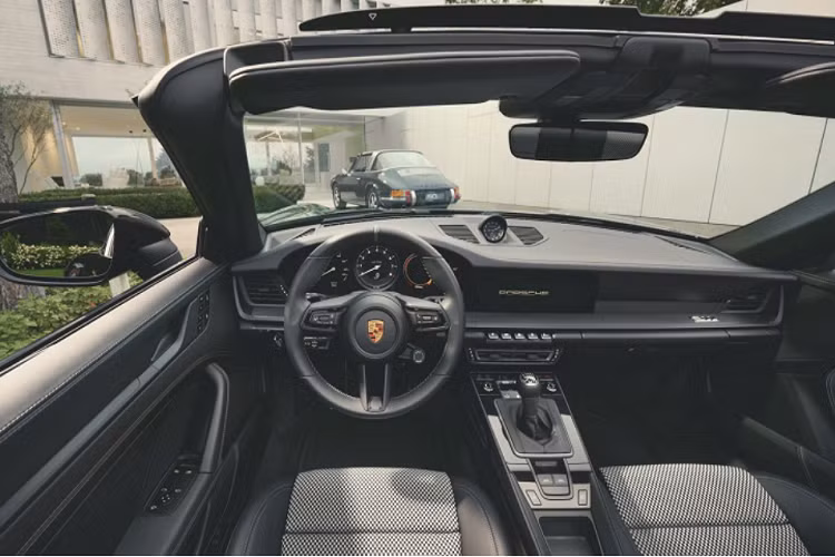 Giá xe Porsche 911 Targa Edition 50Y Porsche Design dự kiến sẽ khoảng 185.606 Euro (khoảng 4,77 tỷ đồng) tại châu Âu. Ngoài 750 chiếc 911 Edition 50Y Porsche Design, để kỷ niệm 50 năm thành lập thương hiệu, Porsche Design còn cho ra mắt hai mẫu đồng hồ mới: Chronograph 1 – 911 50 Years và Chronograph 1 - 1972 Limited Edition.