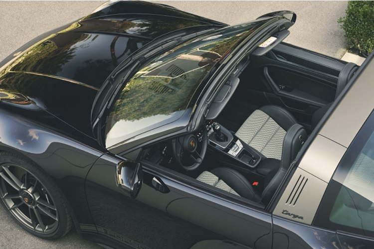 Siêu xe Porsche 911 Edition 50Y Porsche Design được trang bị động cơ tăng áp kép 6 xy-lanh thẳng hàng 3.0L sản sinh công suất tối đa 473 mã lực và momen xoắn cực đại 569 Nm. Đi kèm là hộp số tự động ly hợp kép PDK 8 cấp và tùy chọn hộp số sàn 7 cấp. Sức mạnh được truyền đến tất cả các bánh, cho khả năng tăng tốc từ 0 - 100 km/h trong 3,5 giây với sự hỗ trợ của Launch Control.