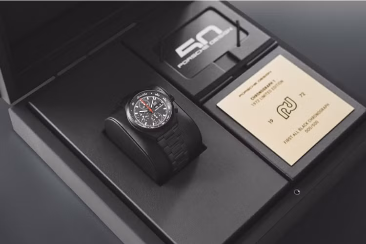 Trong khi chiếc đồng hồ Chronograph 1 - 911 50 Years sẽ đi kèm với mỗi chiếc xe đặc biệt kể trên thì Chronograph 1 - 1972 Limited Edition lại được sản xuất riêng biệt với số lượng giới hạn 500 chiếc. Nó được lấy cảm hứng từ chiếc đồng hồ đầu tiên của Porsche Design ra mắt vào năm 1972, giống hệt về kích thước và thiết kế cùng logo nổi bật. Chronograph 1 - 1972 Limited Edition có giá bán là 7.700 USD (khoảng 175 triệu đồng).