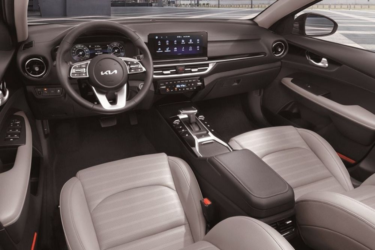 Bên dưới là cửa gió trung tâm là một màn hình nhỏ để chỉnh điều hòa. Ngoài ra, xe còn được trang bị một số tiện nghi hàng đầu như ghế lái chỉnh điện 10 hướng, ghế trước có tích hợp tính năng sưởi/thông hơi, sạc điện thoại thông minh không dây, cổng sạc USB Type C, tính năng tự động thanh toán phí đỗ xe, tính năng ghi âm,…