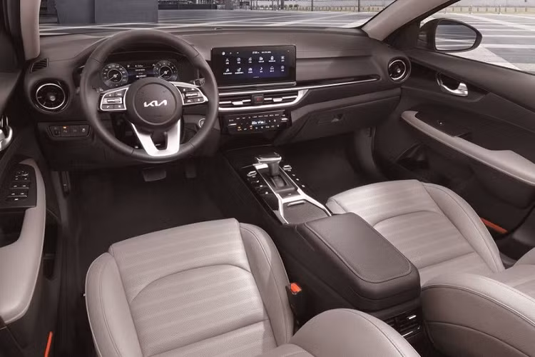 Bên dưới là cửa gió trung tâm là một màn hình nhỏ để chỉnh điều hòa. Ngoài ra, xe còn được trang bị một số tiện nghi hàng đầu như ghế lái chỉnh điện 10 hướng, ghế trước có tích hợp tính năng sưởi/thông hơi, sạc điện thoại thông minh không dây, cổng sạc USB Type C, tính năng tự động thanh toán phí đỗ xe, tính năng ghi âm,…