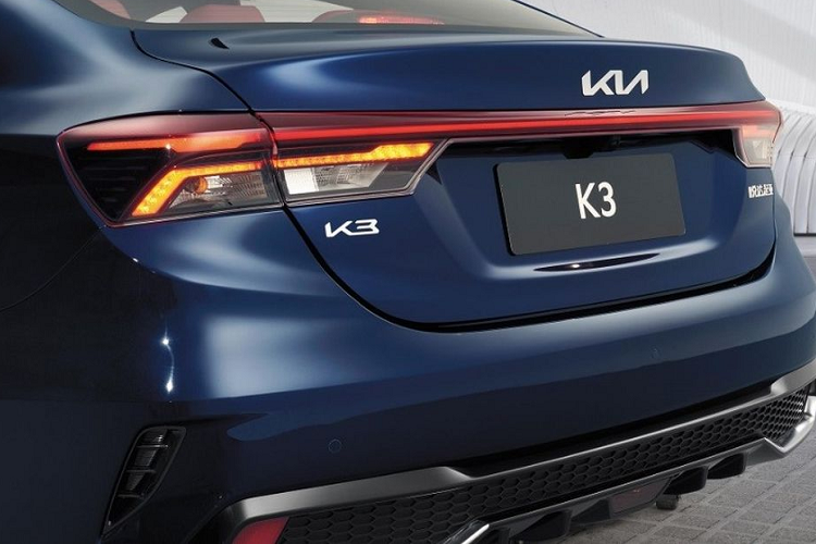 Ở phía sau, K3 tạo ấn tượng với cụm đèn hậu LED nằm vắt ngang đuôi xe. Cản sau mới với họa tiết hình tổ ong mang đậm chất thể thao.Phía trong khoang cabin, nổi bật tại vị trí trung tâm mặt taplo là màn hình giải trí trung tâm kích thước 10.25 inch. Giao diện của bảng đồng hồ được thiết kế lại, khá đơn giản và trực quan.