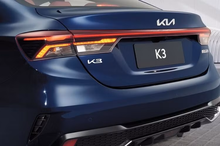 Ở phía sau, K3 tạo ấn tượng với cụm đèn hậu LED nằm vắt ngang đuôi xe. Cản sau mới với họa tiết hình tổ ong mang đậm chất thể thao.Phía trong khoang cabin, nổi bật tại vị trí trung tâm mặt taplo là màn hình giải trí trung tâm kích thước 10.25 inch. Giao diện của bảng đồng hồ được thiết kế lại, khá đơn giản và trực quan.