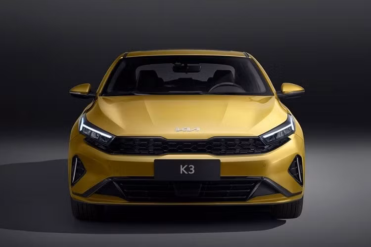 Cản trước lớn hơn, hết hợp hốc gió hai bên hình tam giác. Ngoài ra mẫu xe sedan Kia K3 2023 không có thay đổi về kích thước với chiều dài x rộng x cao lần lượt là 4.666 x 1.780 x 1.450 mm cùng chiều dài cơ sở 2.700 mm.