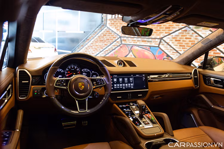 Khoang nội thất của Cayenne Coupe được các nhà thiết kế Porsche giữ nguyên như biến thể tiêu chuẩn, chiếc xe này được bọc da hai tông màu nâu khác nhau.