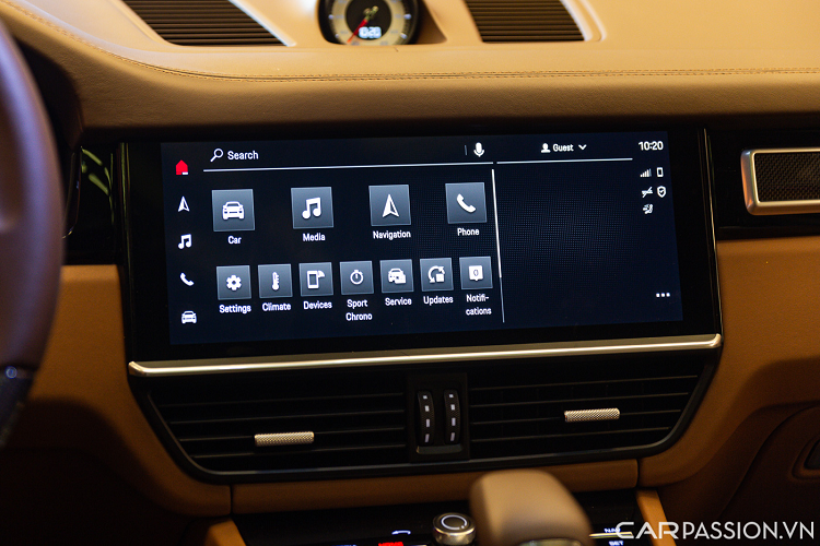 Bảng đồng hồ độc đáo mang đậm phong cách thể thao của Porsche: ở chính giữa là đồng hồ analog truyền thống biểu thị vòng tua máy, còn 2 bên là 2 màn hình kỹ thuật số cung cấp các thông tin hữu ích khác.