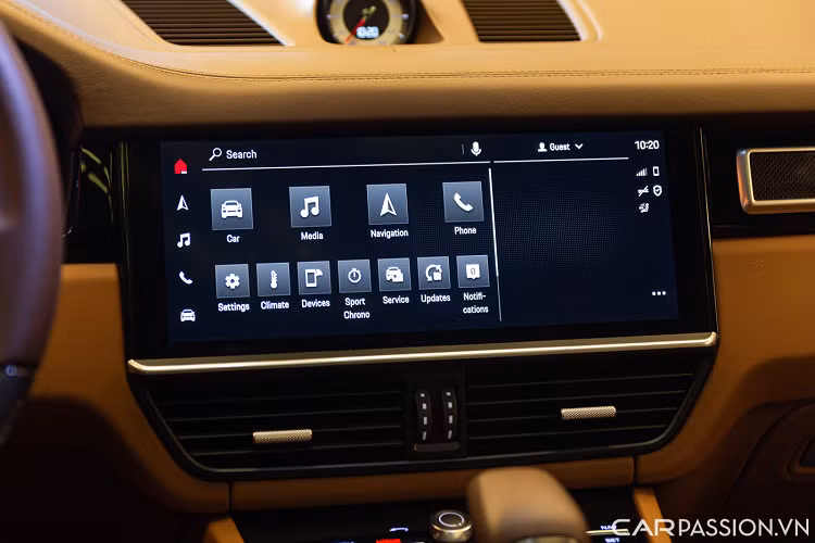 Bảng đồng hồ độc đáo mang đậm phong cách thể thao của Porsche: ở chính giữa là đồng hồ analog truyền thống biểu thị vòng tua máy, còn 2 bên là 2 màn hình kỹ thuật số cung cấp các thông tin hữu ích khác.