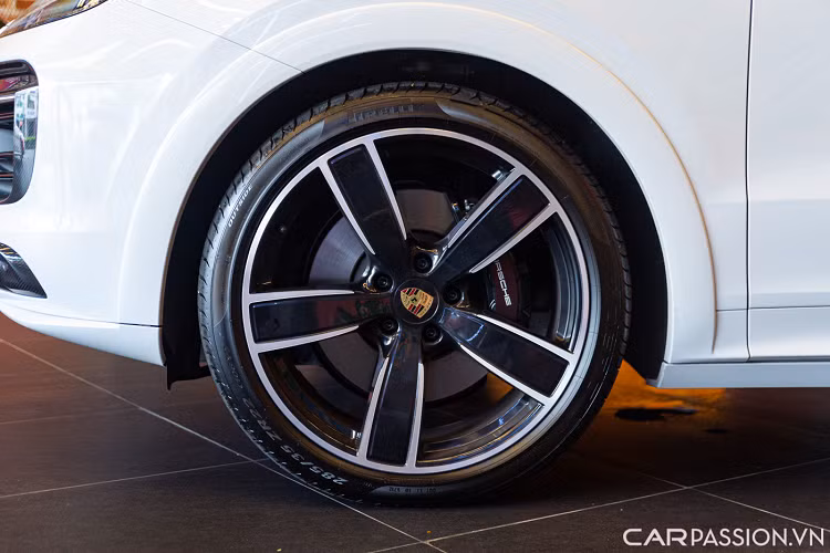 Chiếc Cayenne Coupe S này trang bị bộ mâm 5 chấu đơn sơn đen với phần viền trùng màu ngoại thất, kích thước 22 inch cùng cùm phanh trùng màu mâm xe.