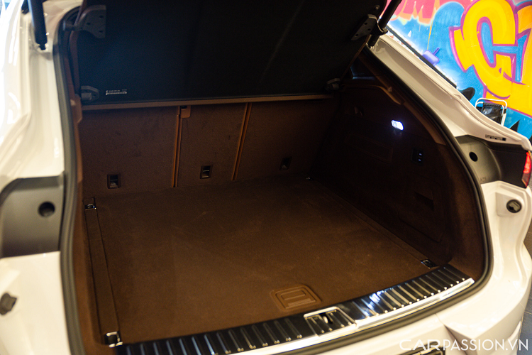 Toàn bộ ghế ngồi đều bọc da cao cấp, ghế trước chỉnh điện 18 hướng và có thiết kế thể thao ôm lưng người điều khiển, hạn chế sự mệt mỏi khi di chuyển lâu. Logo “Porsche” in dập nổi trên phần tựa đầu. Hàng ghế sau sở hữu tuỳ chọn ghế băng có thể ngồi được 3 người.