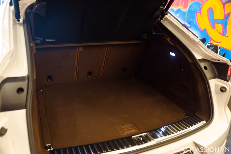 Toàn bộ ghế ngồi đều bọc da cao cấp, ghế trước chỉnh điện 18 hướng và có thiết kế thể thao ôm lưng người điều khiển, hạn chế sự mệt mỏi khi di chuyển lâu. Logo “Porsche” in dập nổi trên phần tựa đầu. Hàng ghế sau sở hữu tuỳ chọn ghế băng có thể ngồi được 3 người.