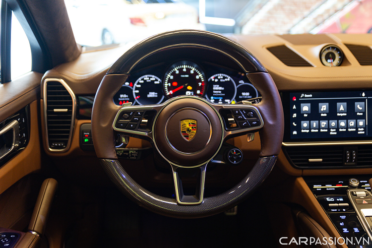 Cụm vô-lăng ba chấu thể thao được thiết kế khá đẹp mắt, được bọc da và ốp carbon, tích hợp các nút bấm đa chức năng tiện lợi và cặp lẫy chuyển số. Gói “Sport Chrono” cung cấp núm tròn bố trí phía bên phải của vô-lăng để người lái có thể nhanh chóng chuyển đổi chế độ lái từ Normal sang Sport hay Sport Plus mà không cần phải vào màn hình trung tâm.