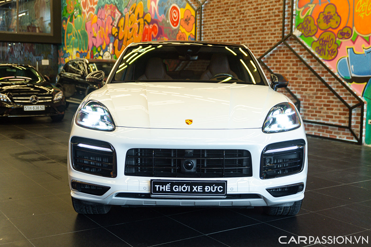 Ngoài ra, xe còn sở hữu một radar phía trước trong gói Adaptive Cruise Control và giữ làn đường Lane Keep Assist, đây là một trang bị mà những chiếc Cayenne chính hãng không có.