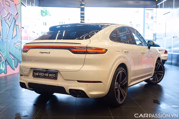 Porsche Cayenne Coupe S thế hệ mới có phần đầu xe nổi bật với cụm lưới tản nhiệt lớn, hốc hút gió lớn đậm chất thể thao làm từ carbon trong gói SportDesign và cụm đèn pha LED ma trận PDLS Plus cao cấp nhất bao gồm 84 đèn LED điều khiển độc lập có chức năng tự động điều chỉnh cường độ sáng hoặc tự động tắt.